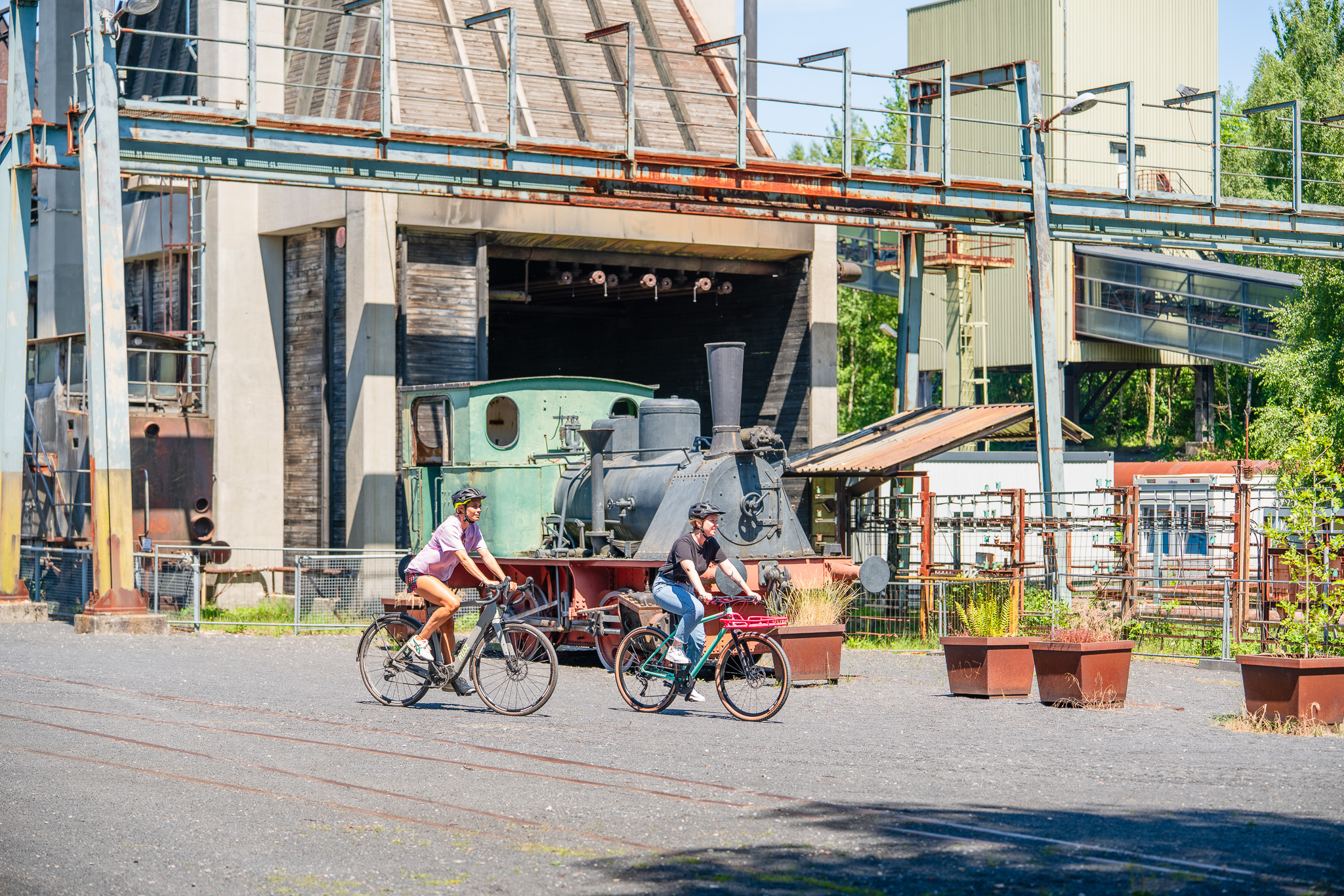 Zwei Radfahrer auf dem Emscherweg